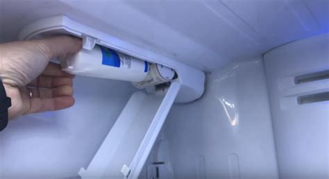 Water leaks in a Samsung refrigerator